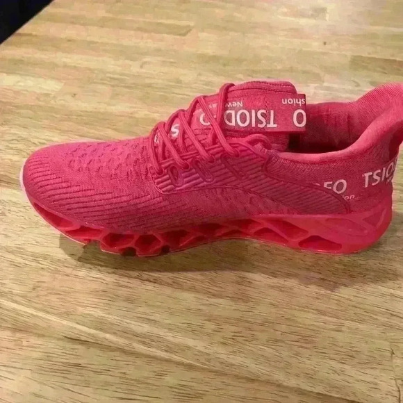 TSIODFO woman’s sneaker NWT - Picture 3 of 4